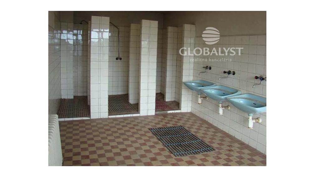 Výrobno skladový areál s pozemkom 8000 m2 v Kežmarku