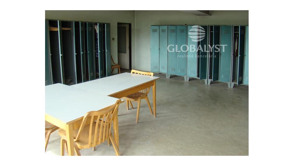 Výrobno skladový areál s pozemkom 8000 m2 v Kežmarku
