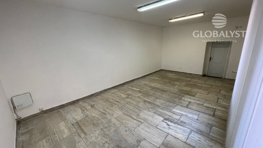 Obchodné priestory na prízemí - 28 m2 - na Mäsiarskej