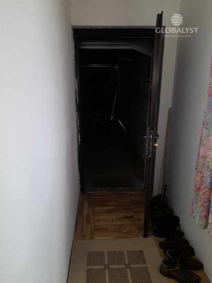 Znížená cena ::Predaj rodinného domu s veľkým pozemkom – komfort pri meste, atmosféra vidieka