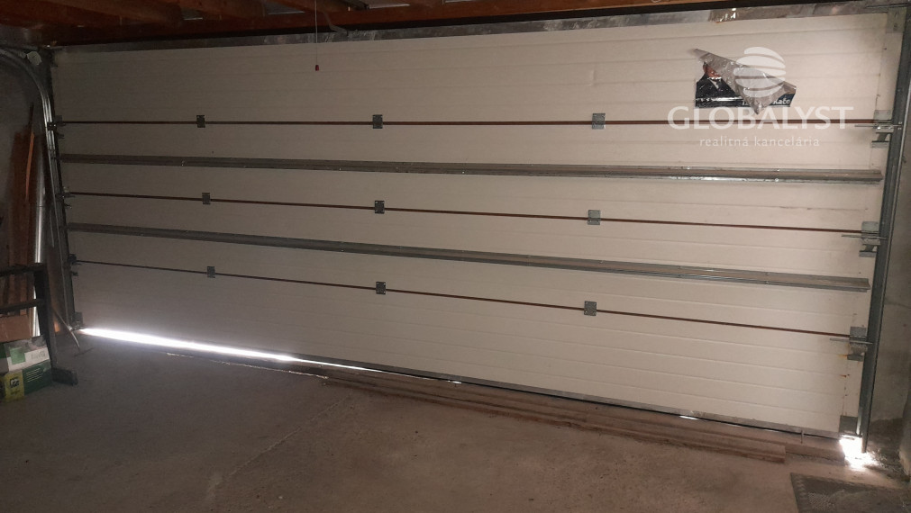 Znížená cena ::Predaj rodinného domu s veľkým pozemkom – komfort pri meste, atmosféra vidieka