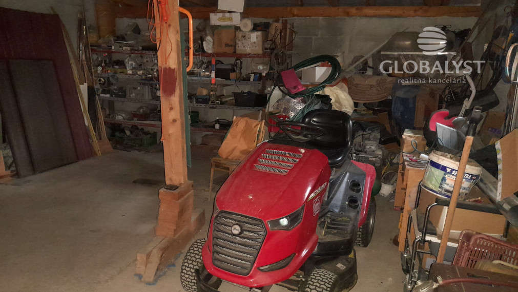 Znížená cena ::Predaj rodinného domu s veľkým pozemkom – komfort pri meste, atmosféra vidieka