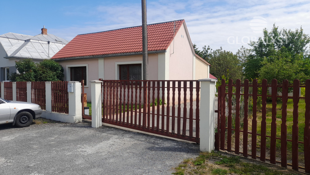 Znížená cena ::Predaj rodinného domu s veľkým pozemkom – komfort pri meste, atmosféra vidieka