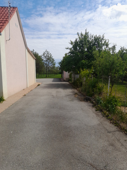 Znížená cena ::Predaj rodinného domu s veľkým pozemkom – komfort pri meste, atmosféra vidieka