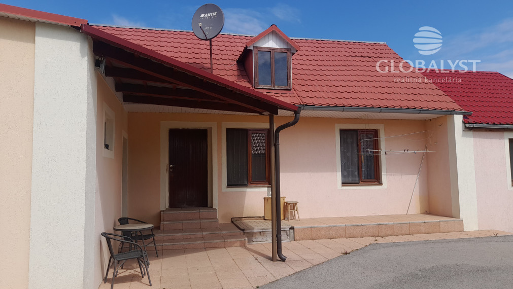 Znížená cena ::Predaj rodinného domu s veľkým pozemkom – komfort pri meste, atmosféra vidieka