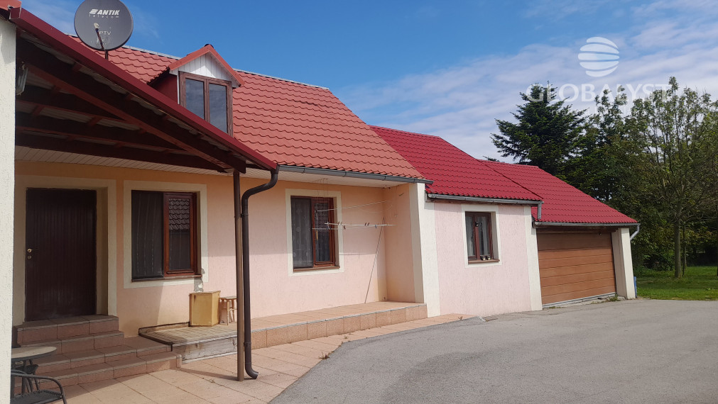 Znížená cena ::Predaj rodinného domu s veľkým pozemkom – komfort pri meste, atmosféra vidieka