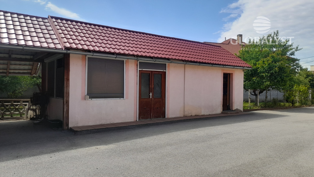 Znížená cena ::Predaj rodinného domu s veľkým pozemkom – komfort pri meste, atmosféra vidieka