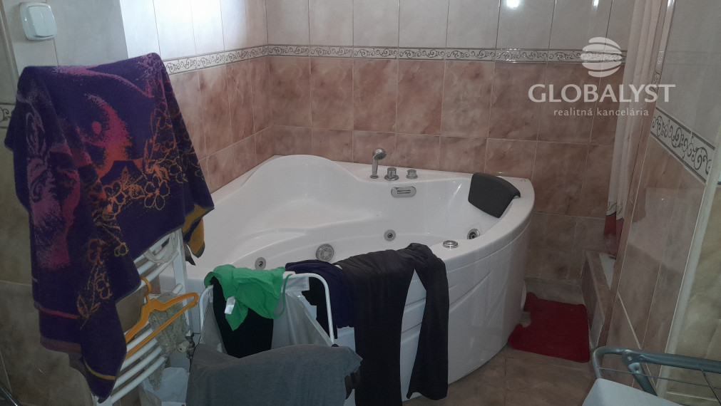 Znížená cena ::Predaj rodinného domu s veľkým pozemkom – komfort pri meste, atmosféra vidieka