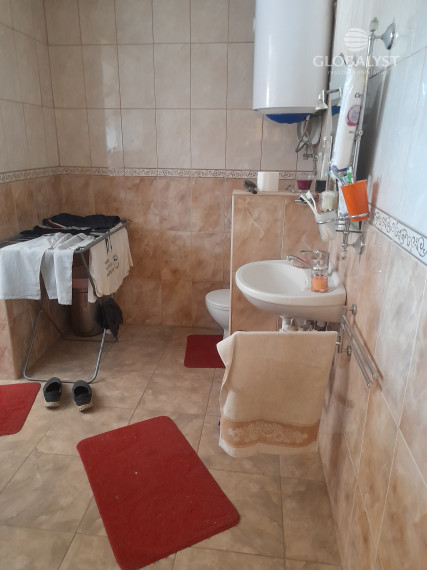 Znížená cena ::Predaj rodinného domu s veľkým pozemkom – komfort pri meste, atmosféra vidieka