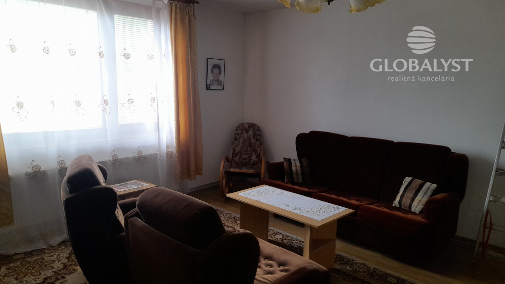 Znížená cena ::Predaj rodinného domu s veľkým pozemkom – komfort pri meste, atmosféra vidieka