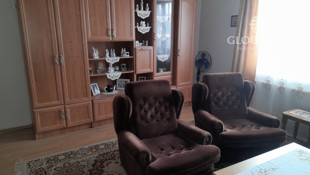 Znížená cena ::Predaj rodinného domu s veľkým pozemkom – komfort pri meste, atmosféra vidieka