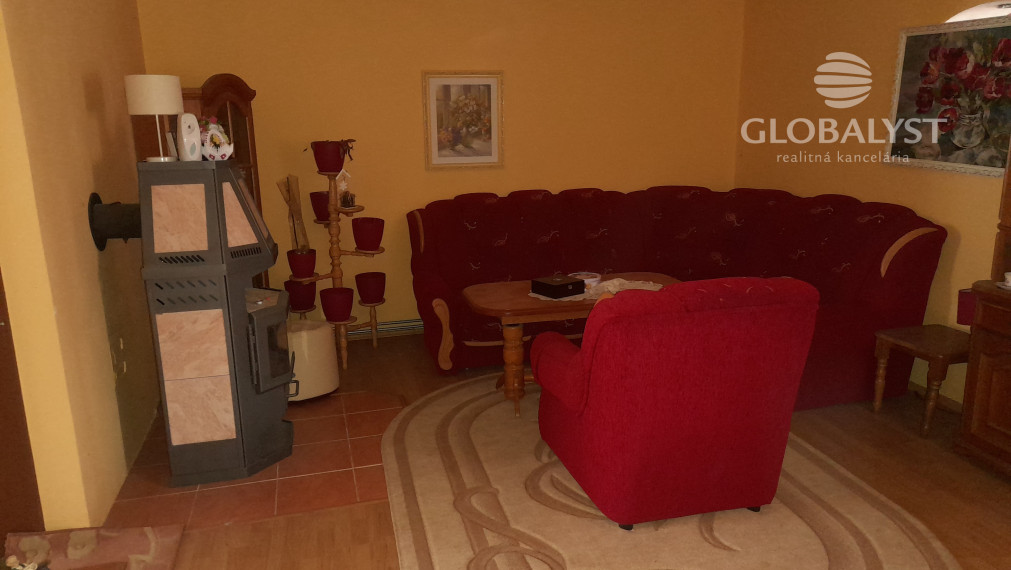 Znížená cena ::Predaj rodinného domu s veľkým pozemkom – komfort pri meste, atmosféra vidieka