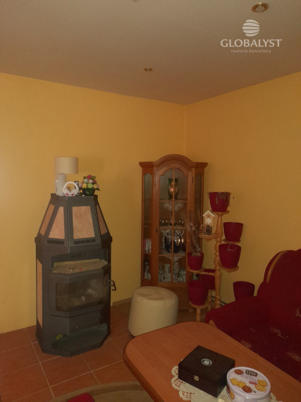 Znížená cena ::Predaj rodinného domu s veľkým pozemkom – komfort pri meste, atmosféra vidieka