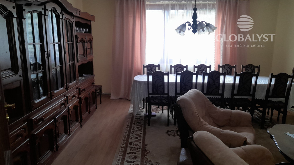 Znížená cena ::Predaj rodinného domu s veľkým pozemkom – komfort pri meste, atmosféra vidieka