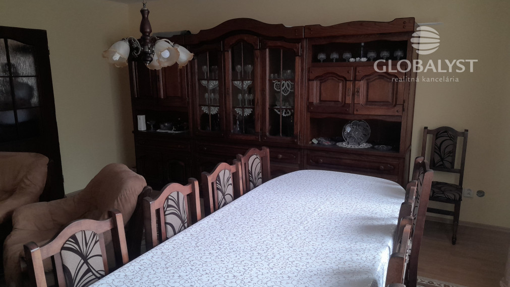 Znížená cena ::Predaj rodinného domu s veľkým pozemkom – komfort pri meste, atmosféra vidieka