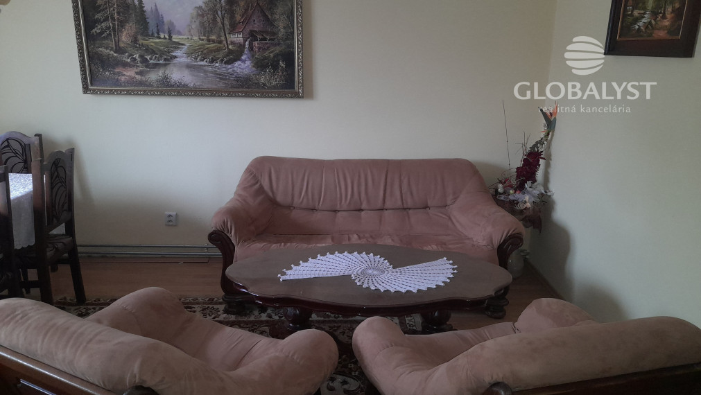 Znížená cena ::Predaj rodinného domu s veľkým pozemkom – komfort pri meste, atmosféra vidieka