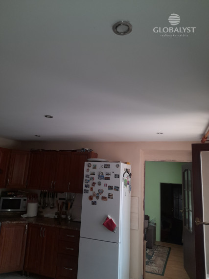 Znížená cena ::Predaj rodinného domu s veľkým pozemkom – komfort pri meste, atmosféra vidieka