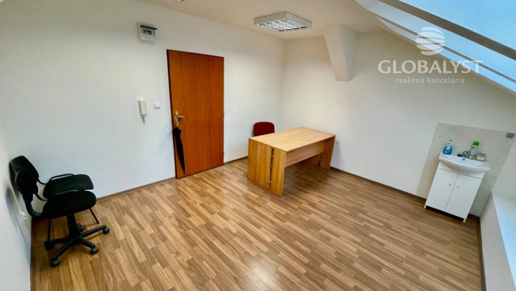 Rekonštruovaná kancelária - 17,5 m2 - v centre mesta