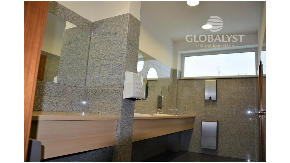 Atraktívna mezonetová kancelária v centre pri Auparku