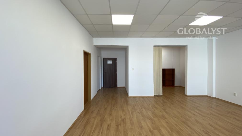 Priestranná kancelária : 42 m2 - v centre mesta