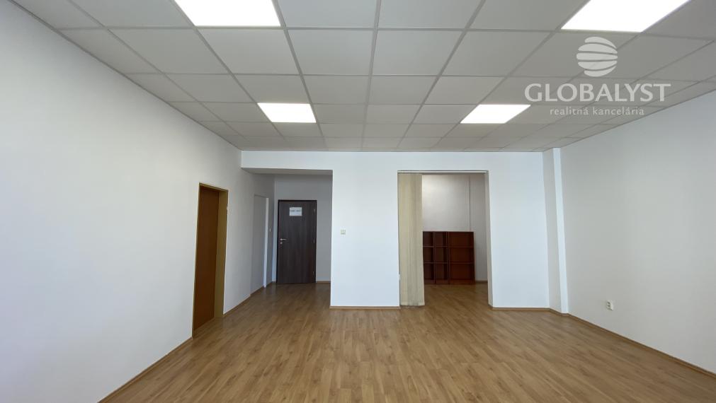 Priestranná kancelária : 42 m2 - v centre mesta