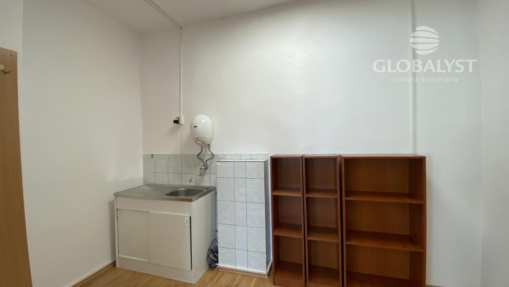 Priestranná kancelária : 42 m2 - v centre mesta