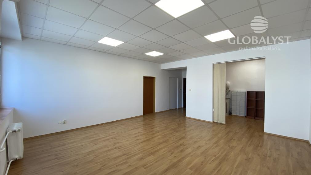 Priestranná kancelária : 42 m2 - v centre mesta