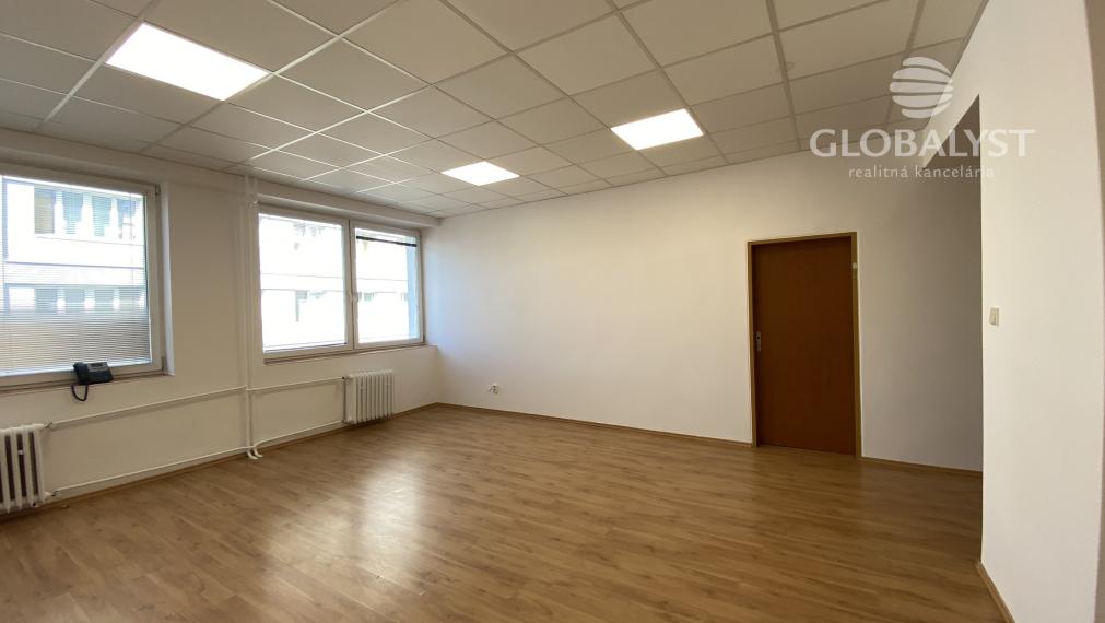 Priestranná kancelária : 42 m2 - v centre mesta