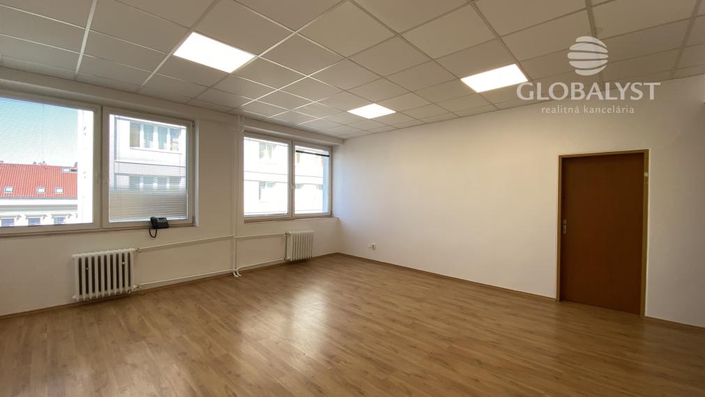 Priestranná kancelária : 42 m2 - v centre mesta