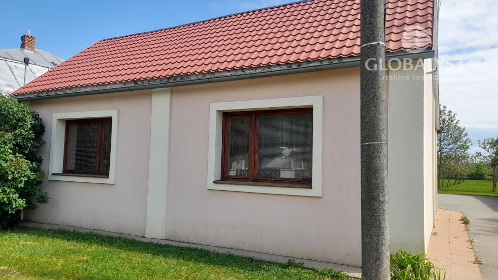 Výrazne znížená cena :: Predaj rodinného domu s veľkým pozemkom – komfort pri meste, atmosféra vidieka