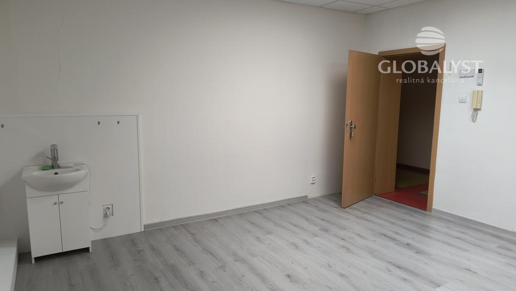 Kancelária 19 m2 v biznis centre na Severe