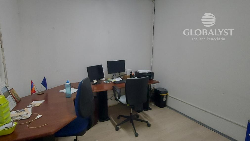 Kompaktné skladovacie priestory 100 m2 s rampou