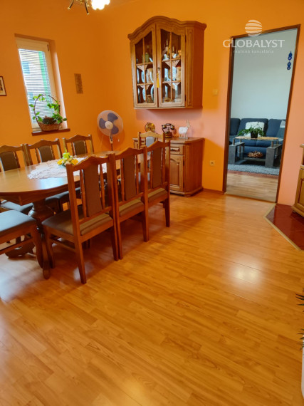 Ponúkame na predaj priestranný rodinný dom v srdci Tokajskej vínnej oblasti – Slovenské Nové Mesto.