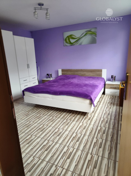 Ponúkame na predaj priestranný rodinný dom v srdci Tokajskej vínnej oblasti – Slovenské Nové Mesto.