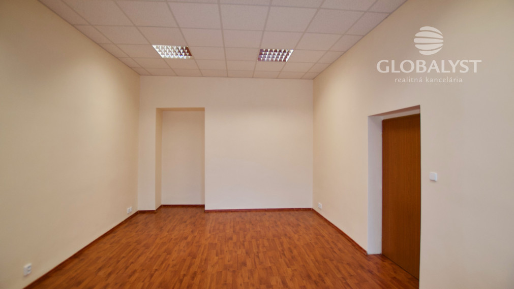 Ponúkame na  prenájom priestory s výmerou : 70 m2, v centre Košíc.