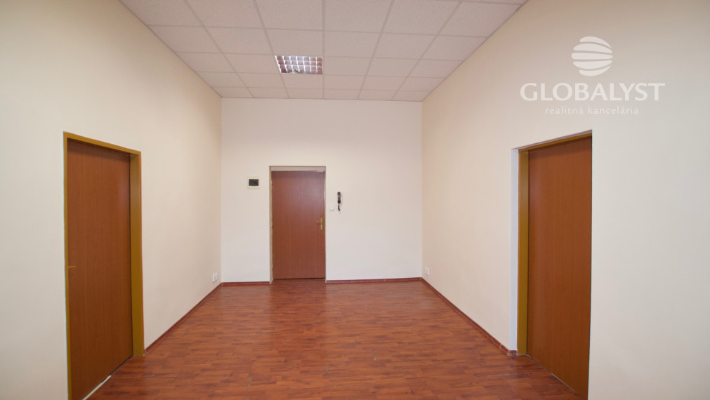 Ponúkame na  prenájom priestory s výmerou : 70 m2, v centre Košíc.