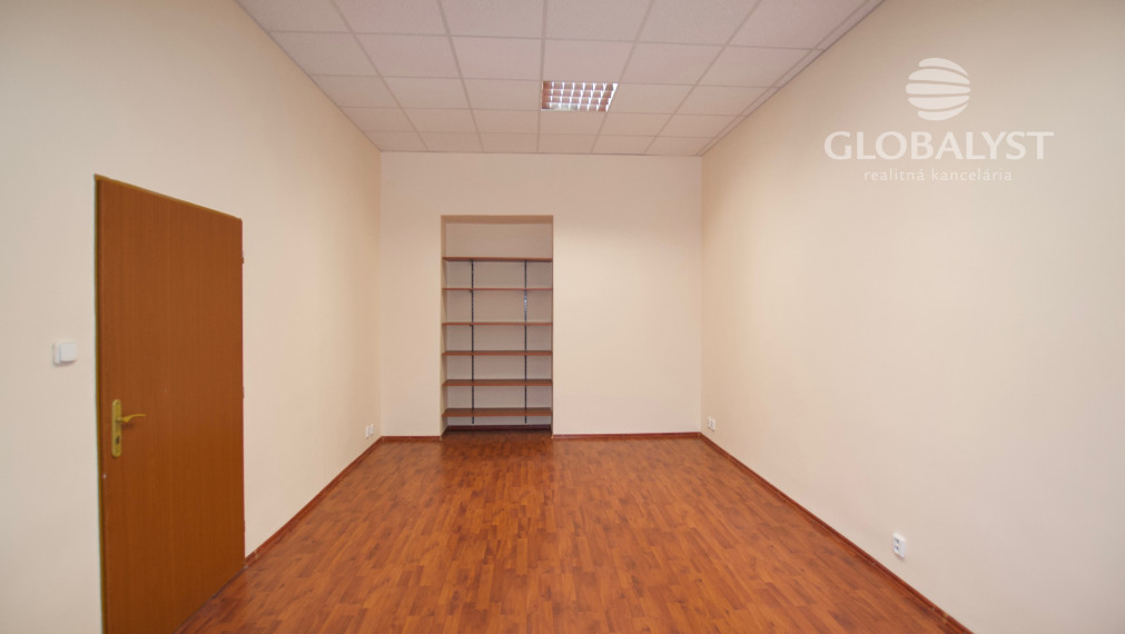 Ponúkame na  prenájom priestory s výmerou : 70 m2, v centre Košíc.