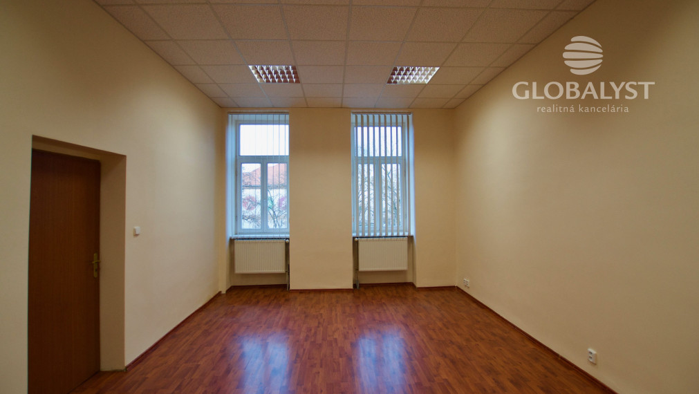 Ponúkame na  prenájom priestory s výmerou : 70 m2, v centre Košíc.