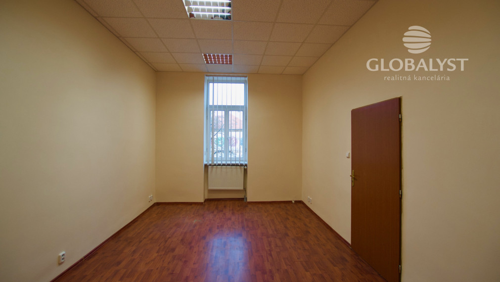 Ponúkame na  prenájom priestory s výmerou : 70 m2, v centre Košíc.