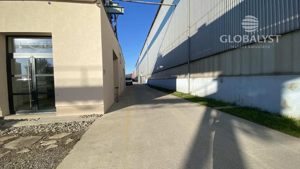 Priestranné rekonštruované kancelárie - 30 a 34 m2 na Jazere