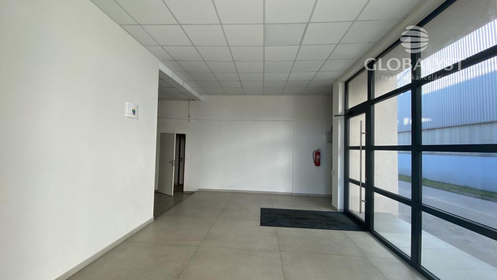 Priestranné rekonštruované kancelárie - 30 a 34 m2 na Jazere