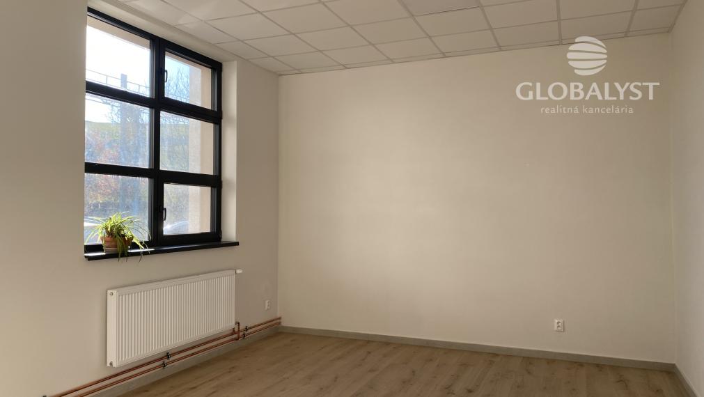 Priestranné rekonštruované kancelárie - 30 a 34 m2 na Jazere