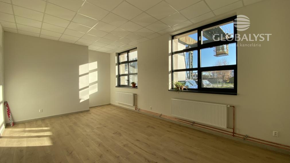 Priestranné rekonštruované kancelárie - 30 a 34 m2 na Jazere