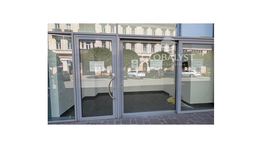 Kancelárske a obchodné priestory - 13 m2 - v centre mesta, situované na prízemí,