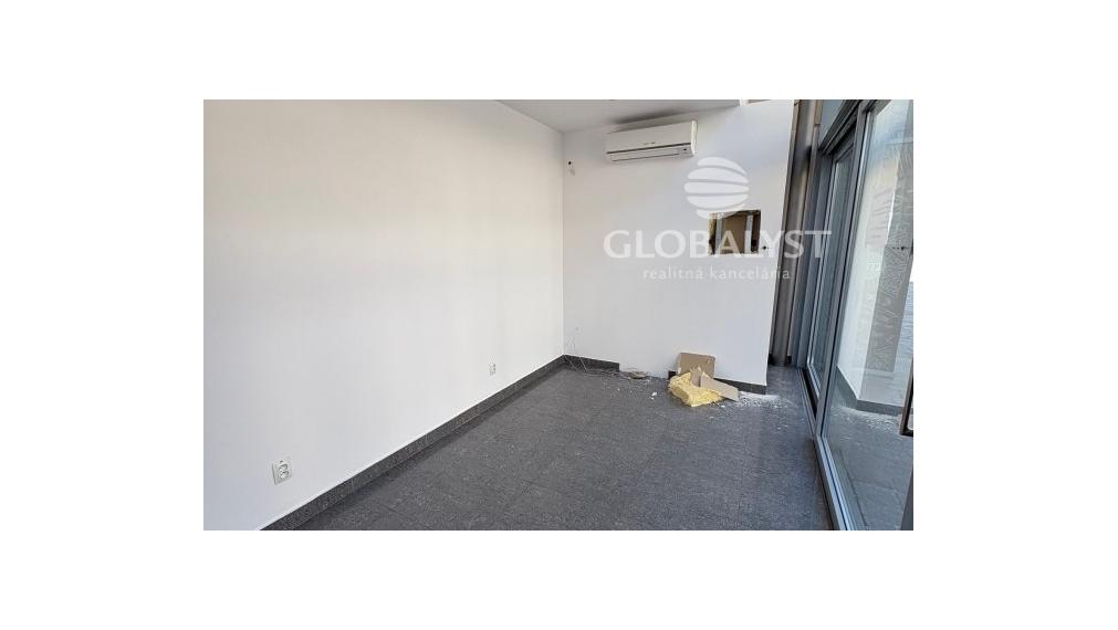 Kancelárske a obchodné priestory - 13 m2 - v centre mesta, situované na prízemí,