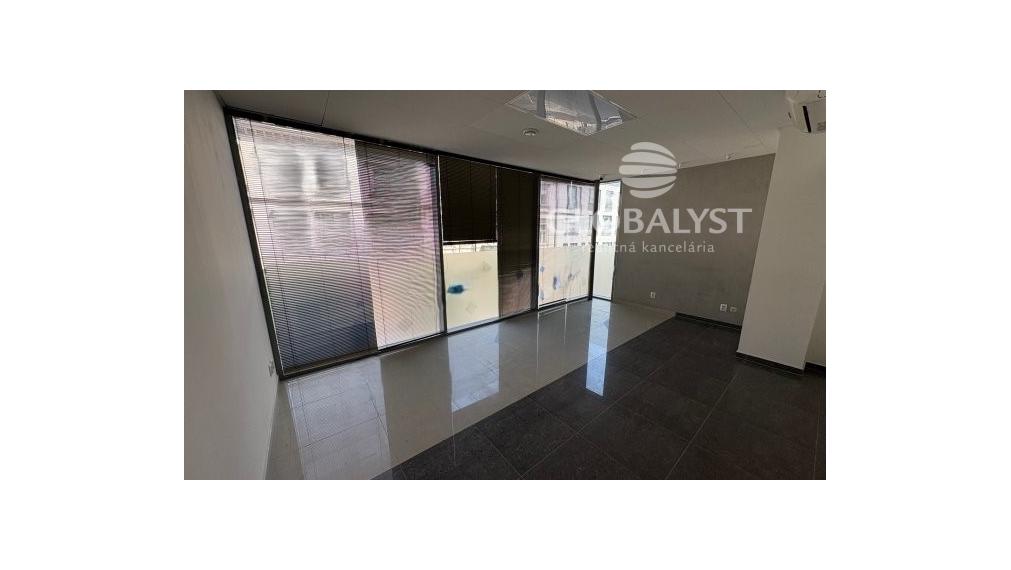 Obchodné priestory - 128 m2 - v centre mesta,  v modernizovanej budove