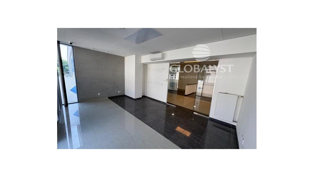 Obchodné priestory - 128 m2 - v centre mesta,  v modernizovanej budove