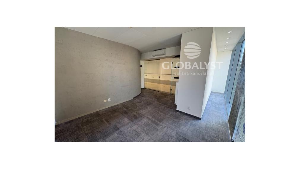 Obchodné priestory - 128 m2 - v centre mesta,  v modernizovanej budove