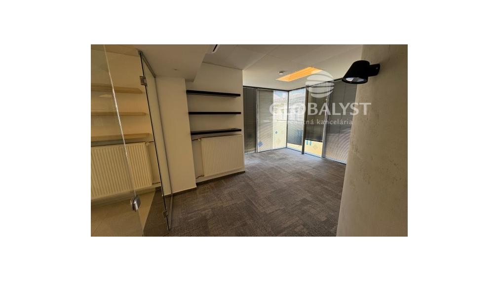 Obchodné priestory - 128 m2 - v centre mesta,  v modernizovanej budove