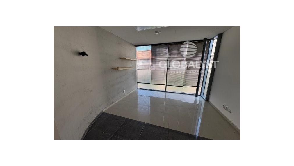 Obchodné priestory - 128 m2 - v centre mesta,  v modernizovanej budove